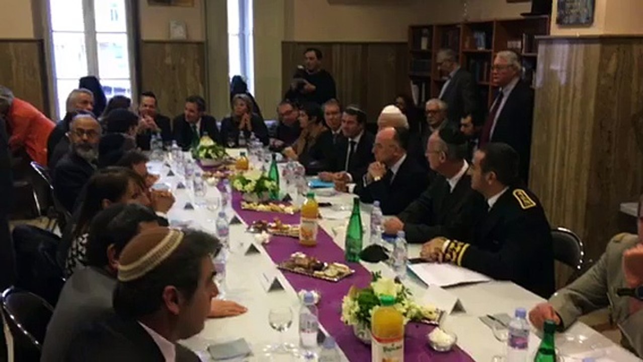 Agression antisémite : Bernard Cazeneuve rencontre la victime