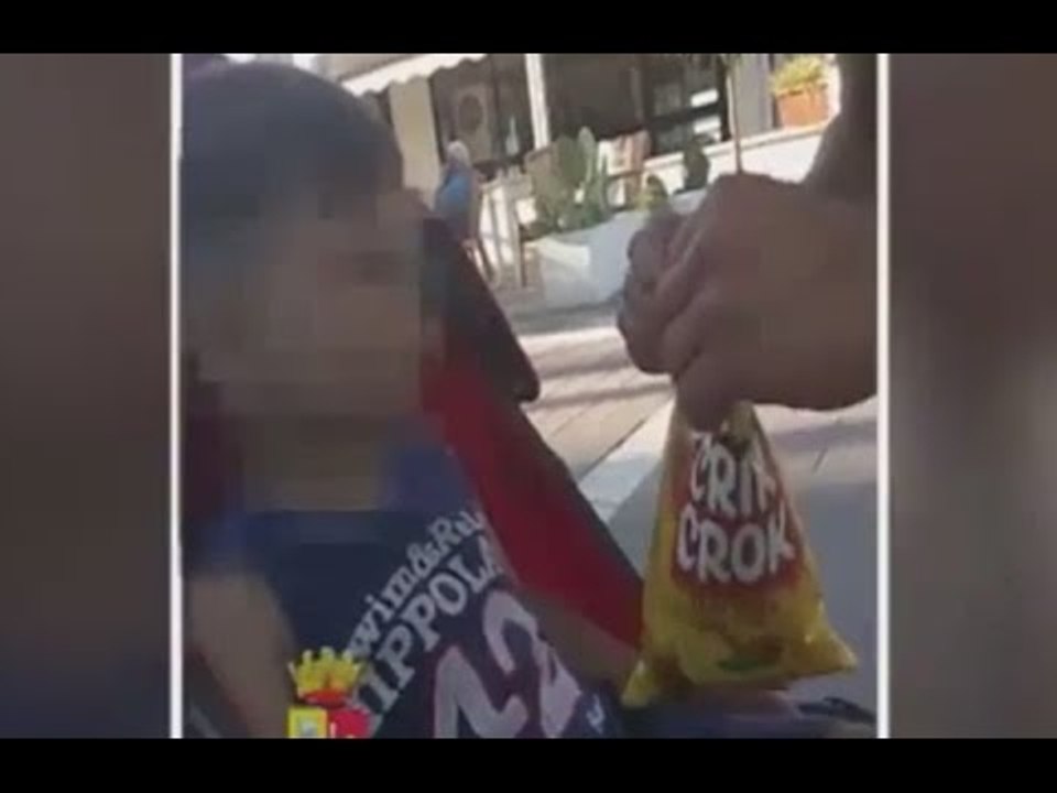 Pescara - Insegna al figlio di due anni come rubare le patatine (14.01.16)