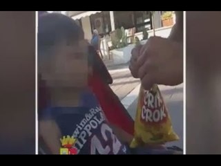 Pescara - Insegna al figlio di due anni come rubare le patatine (14.01.16)