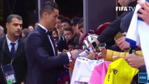 Cristiano Ronaldo firma autógrafos en gala de la FIFA