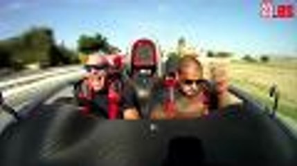 Comer una hamburguesa en un Ariel Atom en marcha