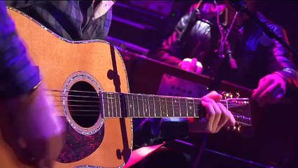 Raphaël chante "il voyage en solitaire"