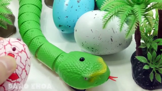 Mở hộp bộ đồ chơi Rắn robot màu xanh điều khiển từ xa cho bé xem