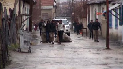 Elazığ'da Suriyeliler'in Odun Kapma İzdihamı