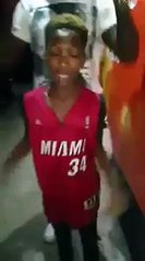 Kid has an extremely flexible neck. Kid hugs person behind him.