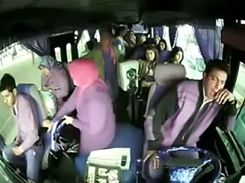 Şoförü Yanlış Anlayan Yolcuların Paniği - Piston Aşağı İndi