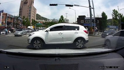 韓国ドライブレコーダー│空から女の子が落ちて車映像