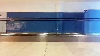 Havaalanında Canı Sıkılan Gençler