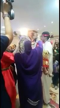 عريس يعرض عروسته لموقف مثير ومحرج جداً ليلة الدخلة أمام الحضور