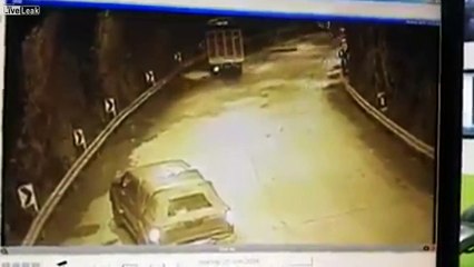 ★ LiveLeak || Truck entering tunnel has brakes failure