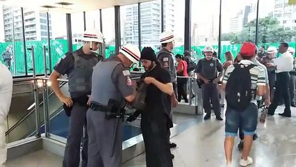 Passageiros são revistados pela PM na saída do Metrô