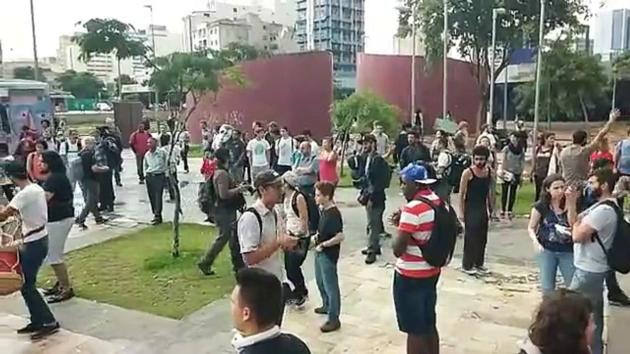 Manifestantes se concentram para ato no Largo da Batata