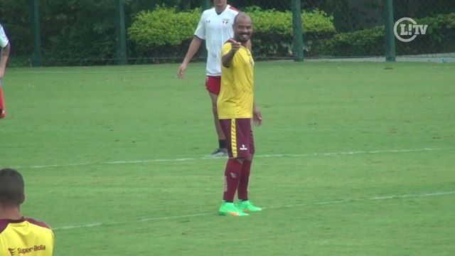 Antigo carrasco do São Paulo aparece acima do peso e tem dificuldades contra a zaga tricolor