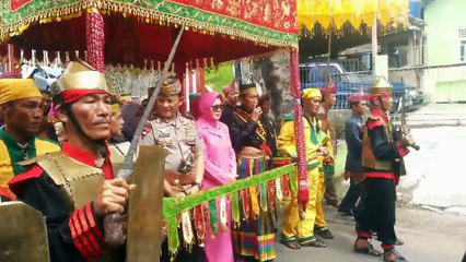 Kapolda Lampung Brigjen Ike Disambut Adat Kerajaan
