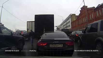 Kamyon Sürücüsü Tarafından Sıkıştırılan Araç Sürücüsünün İnt