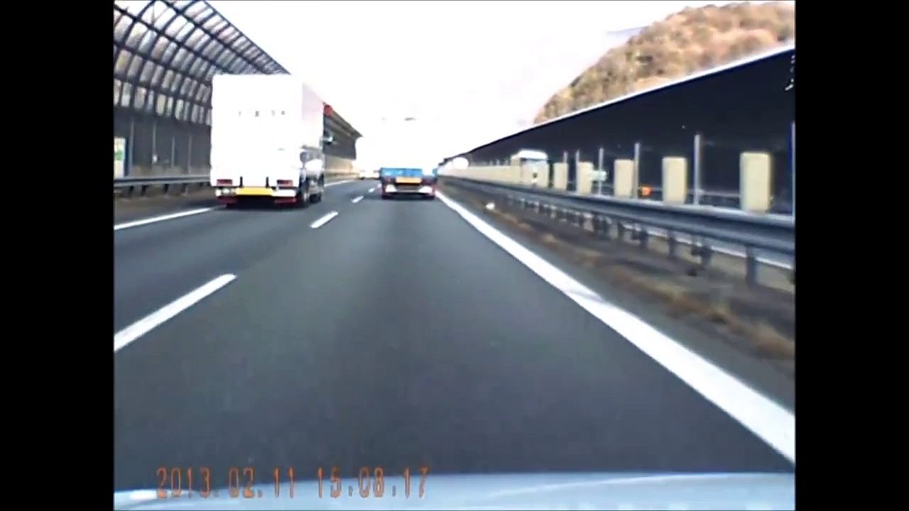 煽りまくって前の車をどかすヴェルファイア 2013 (HD)