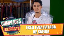 Fred leva patada de Safira