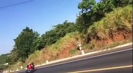 Cư dân mạng lên án các biker Việt ôm cua liều mạng