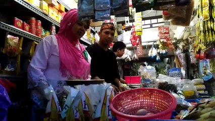 Setiap Rabu Pedagang Pasar Ini Tampil dengan "Wajah" Beda
