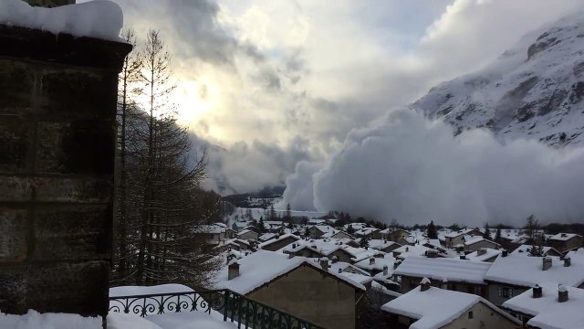Impressionnante de l'avalanche à Bessans en Savoie