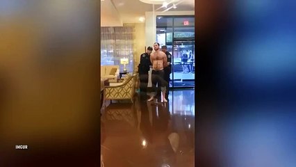 Un suspect se fait fouiller, le policier attrape son pénis par erreur !