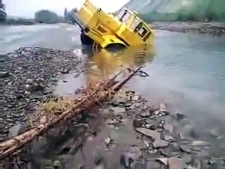 Жесть К 700 выезжает из реки