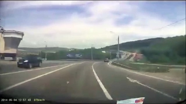 Un conducteur très chanceux presque tué par un camion