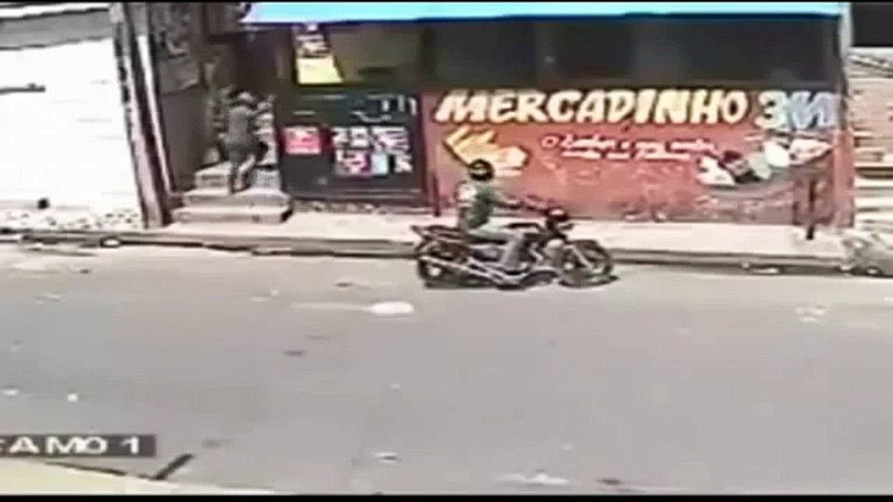 Foi assaltar e saiu voando da janela.