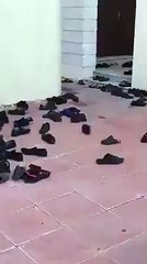 أحذية تتحرك وحدها عند مدخل أحد المساجد...مقطع غريب يحتاج لتفسيركم