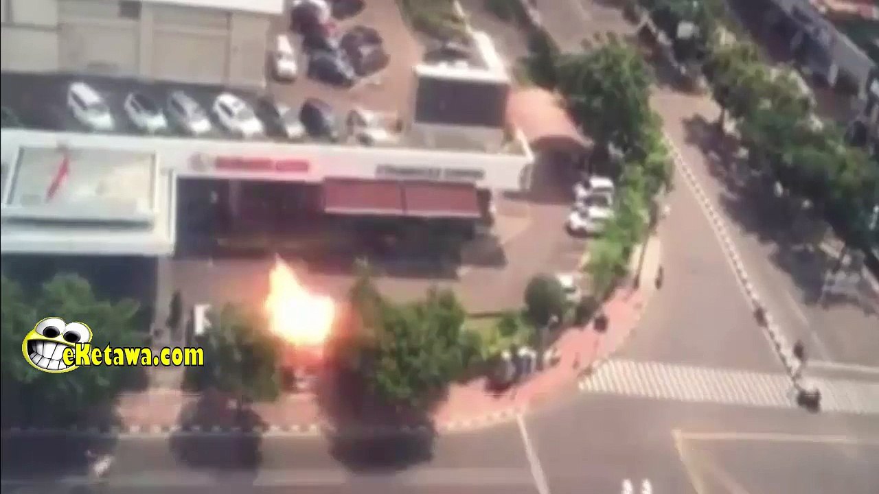 detik detik ledakan bom sarinah dan 2 orang pelaku yang ikut meledak