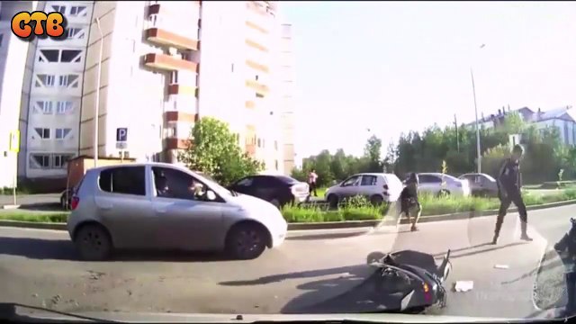 Внимание! Женщина на дороге!