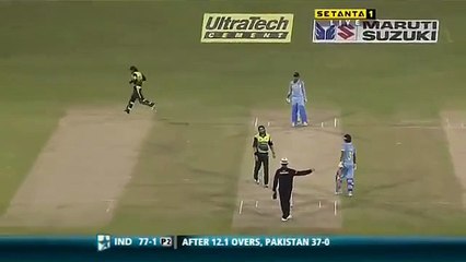 下载视频: Two massive sixes by Sehwag to Afridi. Sehwag massive sixes against Pakistan Shahid Afridi bowling. Rare cricket video