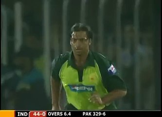 Shoaib Akhtar making Sehwag play clueless cricket.Sehwag with no answer to Akhtar playing wage stroke.Rare cricket video