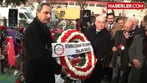 Esnaflar, Sultanahmet'teki Terör Saldırısının Gerçekleştiği Yere Karanfil Bıraktı