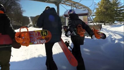 Faire du snowboard dans un parc aquatique fermé. Plutot cool...