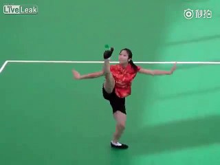 Elle réalise d'impressionnantes figures avec un volant de badminton