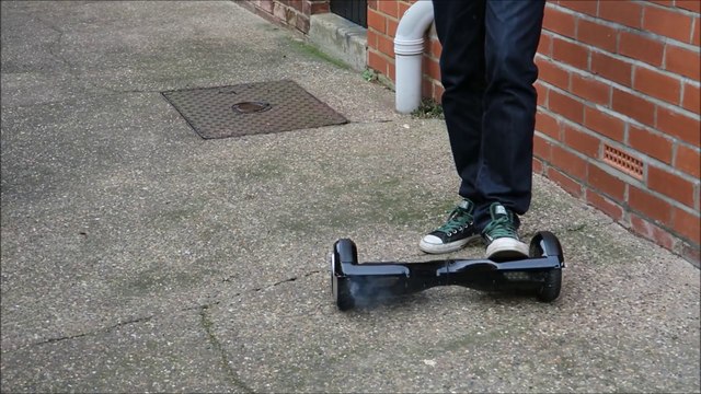 Son hoverboard prend feu et explose pendant sa video de démo!