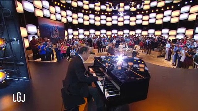 Julien Lepers s'éclate au piano dans Le grand journal de Canal Plus - Regardez