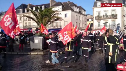 Concarneau. Les pompiers manifestent en soutien à deux des leurs