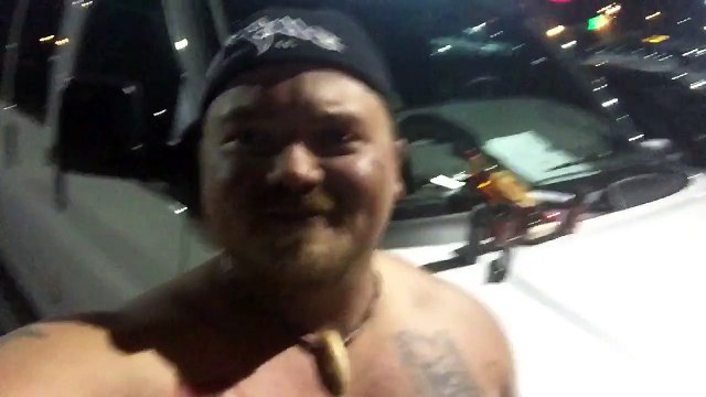 Il boit une bouteille de whisky cul-sec et se fait taser...