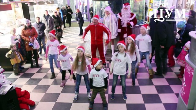 Посетители ЦУМа приняли участие в новогоднем флешмобе