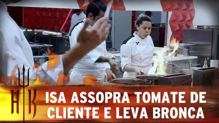 Isa assopra tomate de cliente e leva bronca