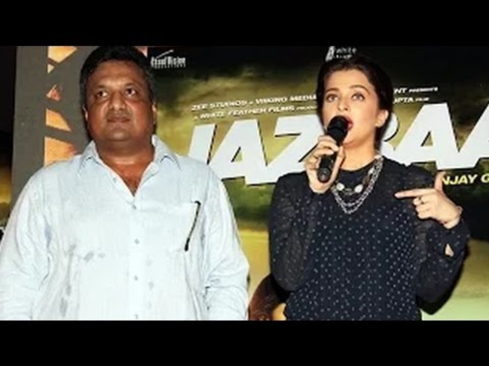 Aishwarya Rai Promotes 'Jazbaa' At Mithibai College Festival 2015