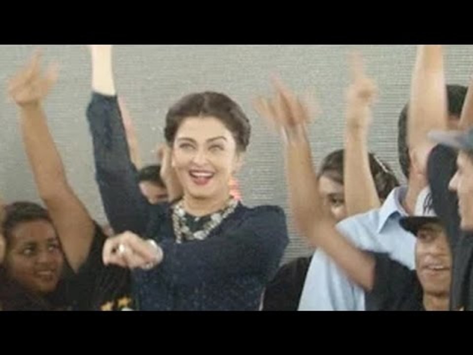 Aishwarya Rai DANCES LIVE @ Mithibai College | Jazbaa Promotion