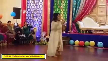 Indian Girl Dance On Wedding - Tyra Pyar Hukka Bar Reloaded - HD