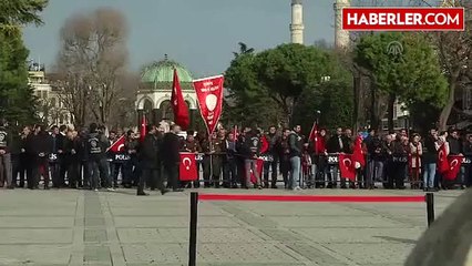 Cumhurbaşkanı Erdoğan, Terör Saldırısının Gerçekleştiği Yere Karanfil Bıraktı