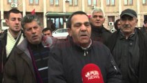 Korçë, Tregtarët e rrobave të përdorura protestojnë para Bashkisë: Jo taksa shtesë- Ora News