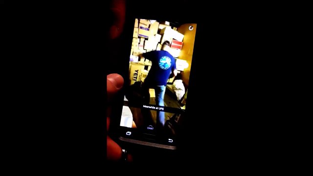 Un livreur UPS surpris en train de mettre des coups de pied dans les colis