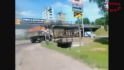 【~衝撃~交通事故の瞬間2013】 世界を震撼させた交通事故集 ドライブレコーダー PART20 HD