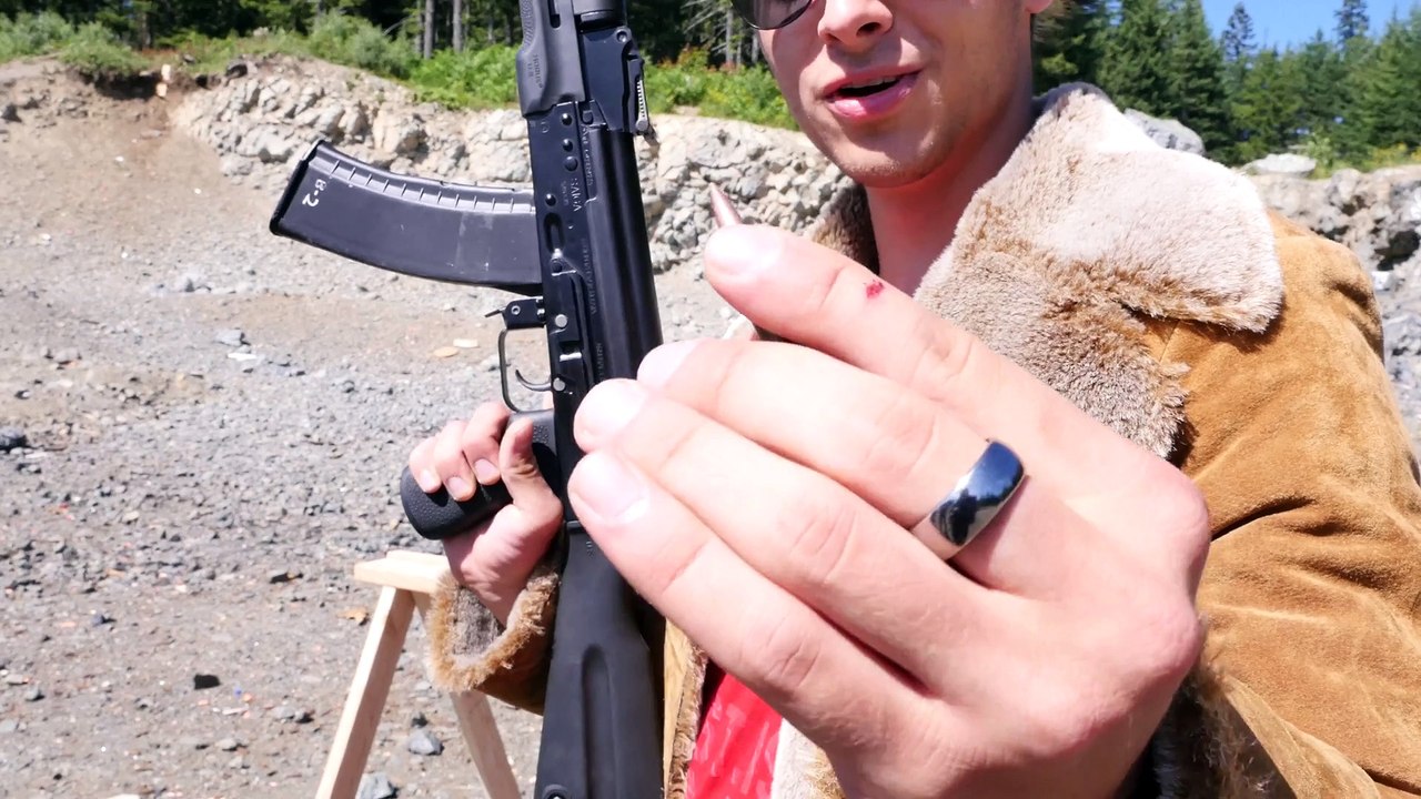 Combien d'iPhone faut-il pour stopper une balle d'AK47 ?